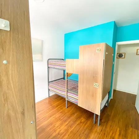 Hostal Surf House *